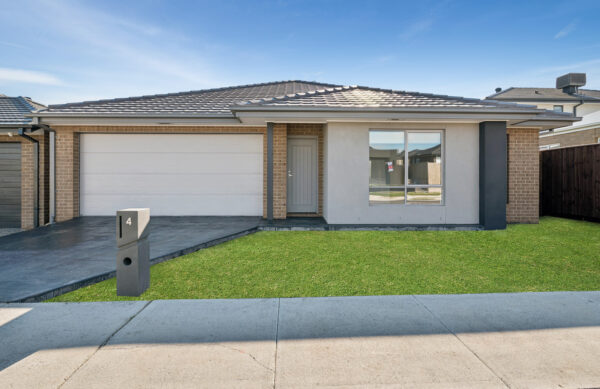 4 Wicklow Crescent, Donnybrook, VIC 3064