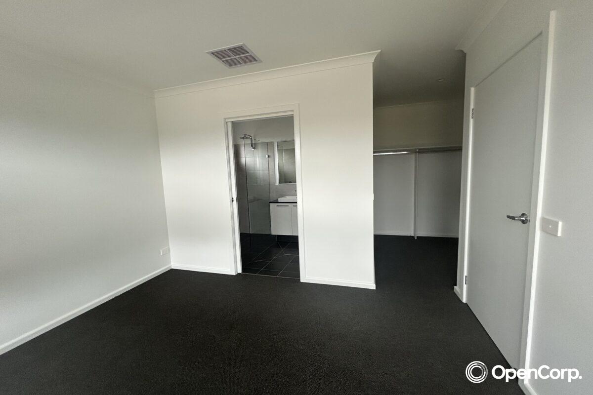 6 Wildacre Way, Rockbank, VIC 3335