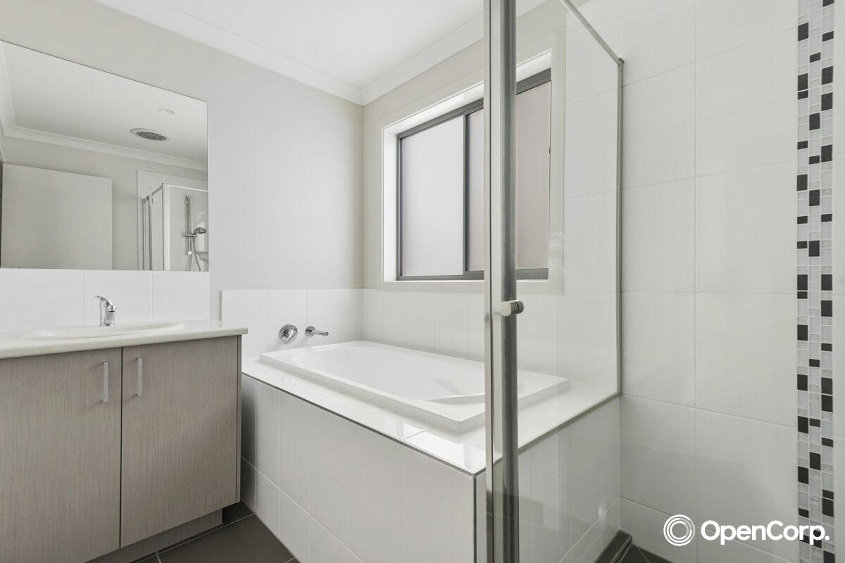 5 Avisha Way, GREENVALE, VIC 3059