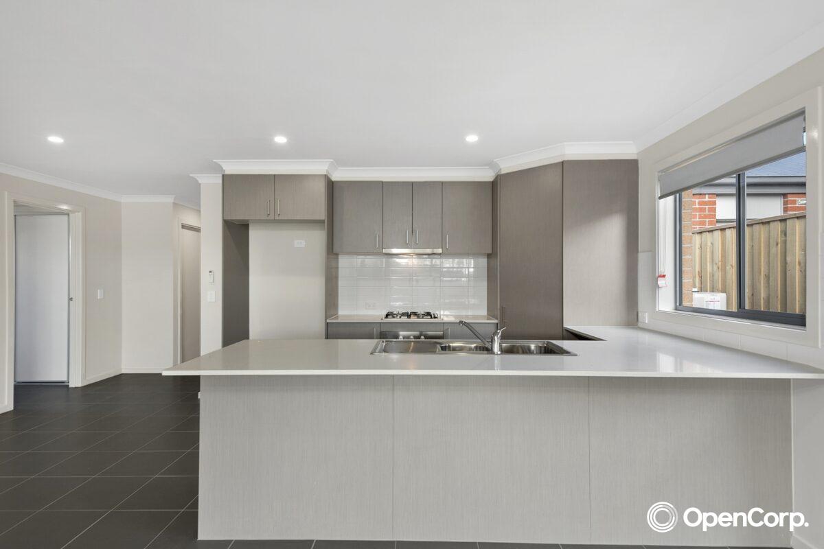 5 Avisha Way, GREENVALE, VIC 3059