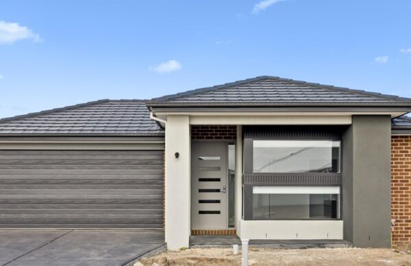 12 Castlecove Street, Clyde North, VIC 3978