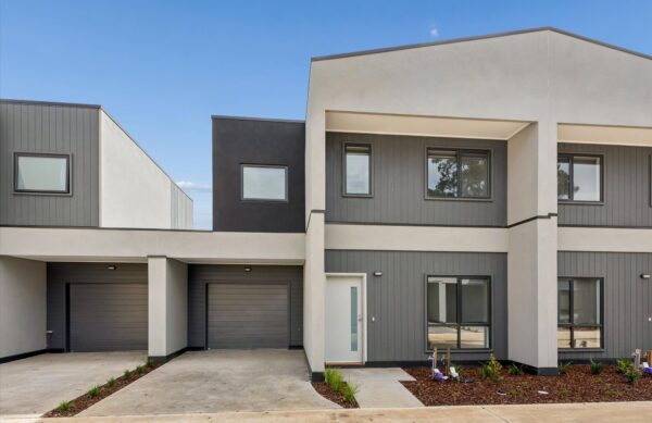 8 Leo Place, Cranbourne, VIC 3977