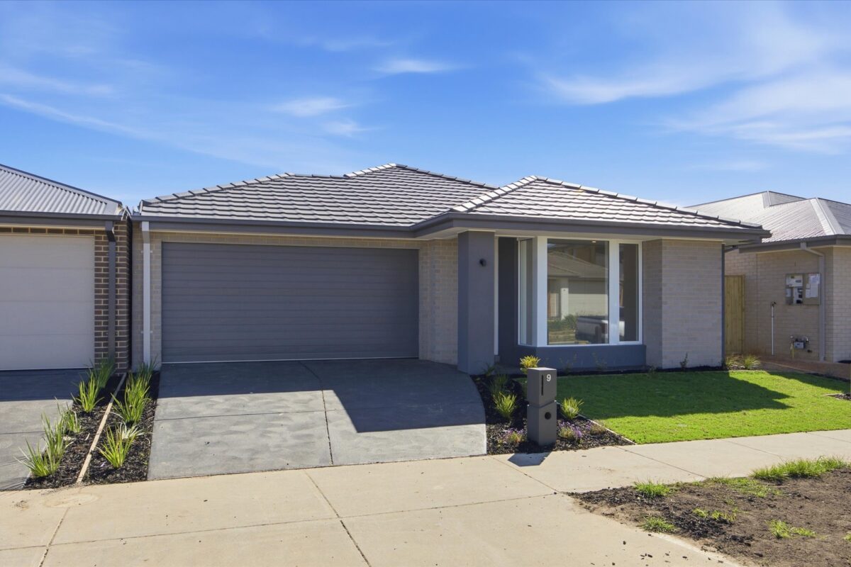 9 Papaya Way, Clyde, VIC 3978