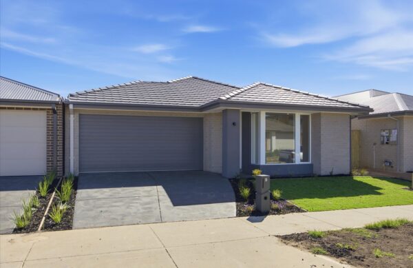 9 Papaya Way, Clyde, VIC 3978