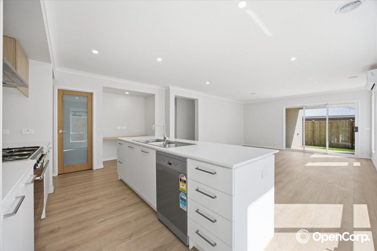 9 Papaya Way, Clyde, VIC 3978
