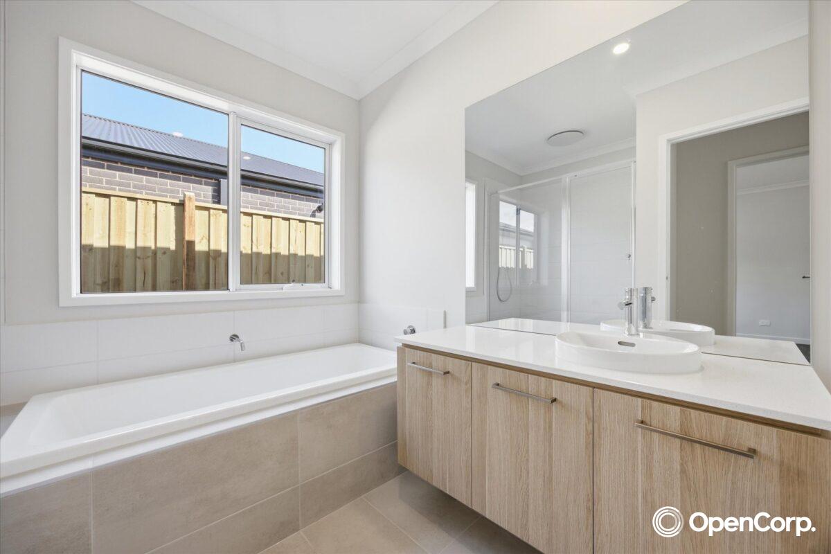 9 Papaya Way, Clyde, VIC 3978