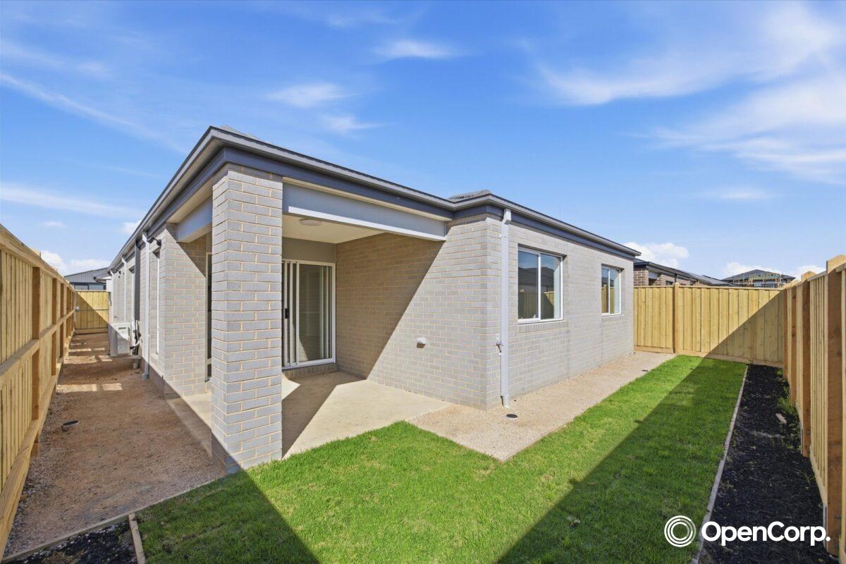 9 Papaya Way, Clyde, VIC 3978