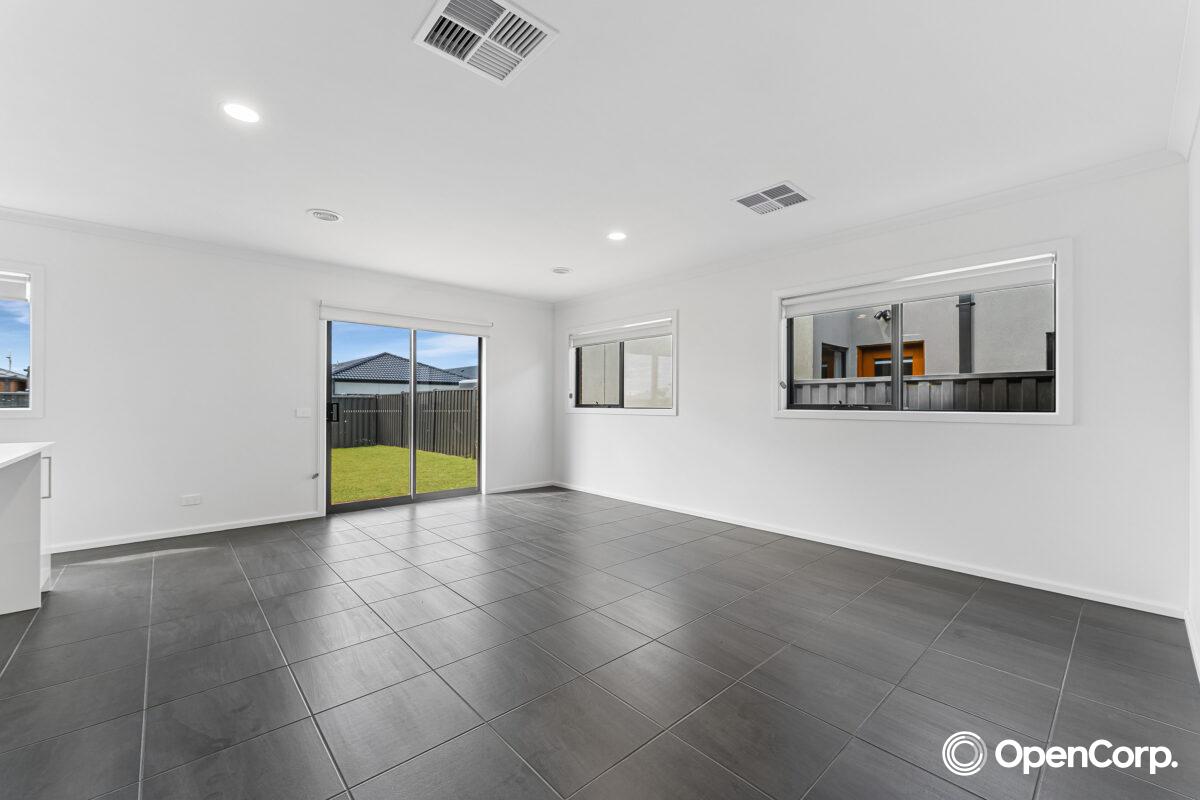 40 Wildacre Way, Rockbank, VIC 3335